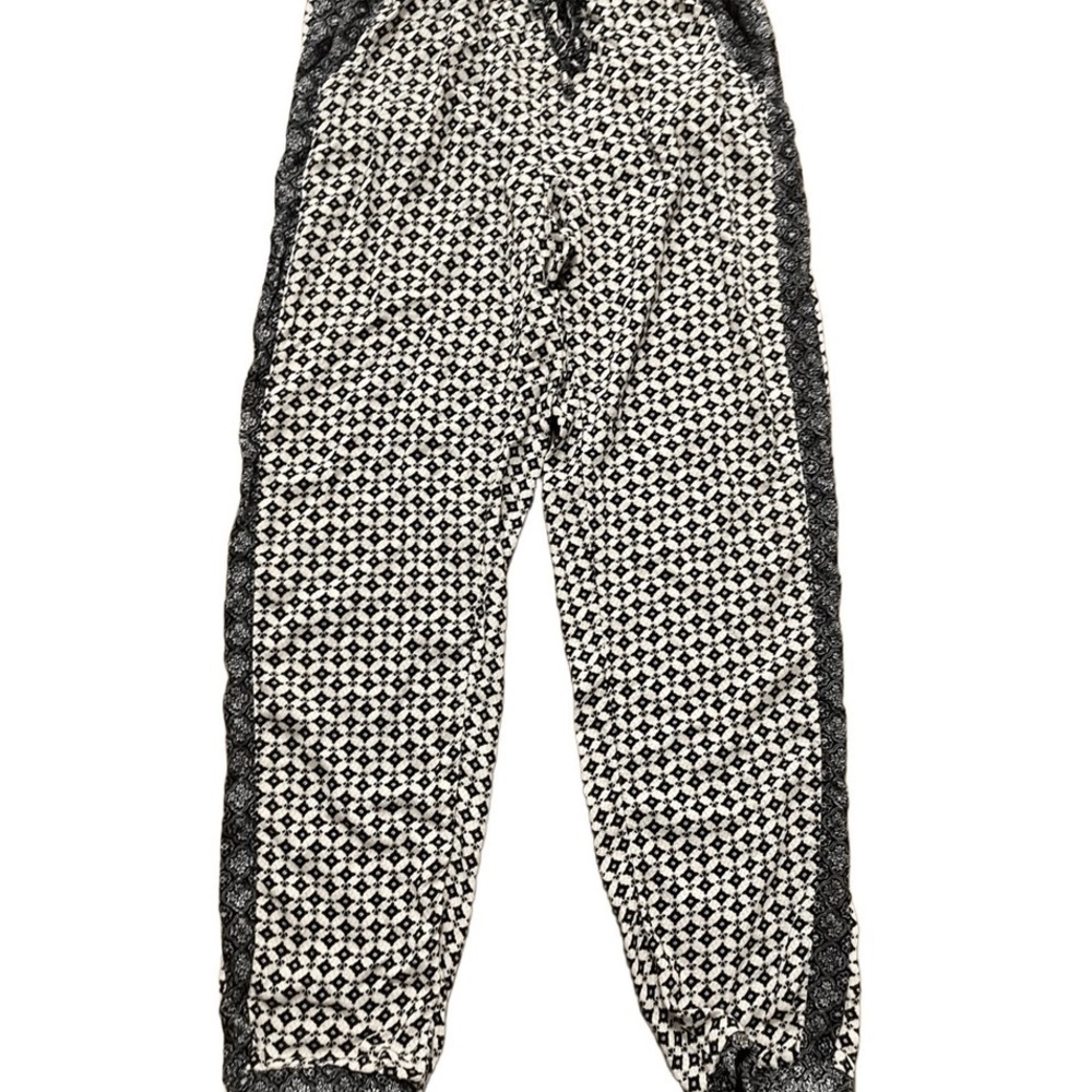 Black and White Flowy Patterned Pants​
